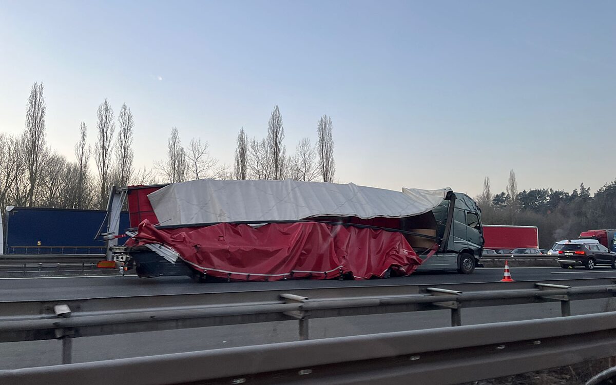 110124 Stockstadt Vollsperrung Lkw Unfall 1 110124 Stockstadt Vollsperrung Lkw Unfall 1