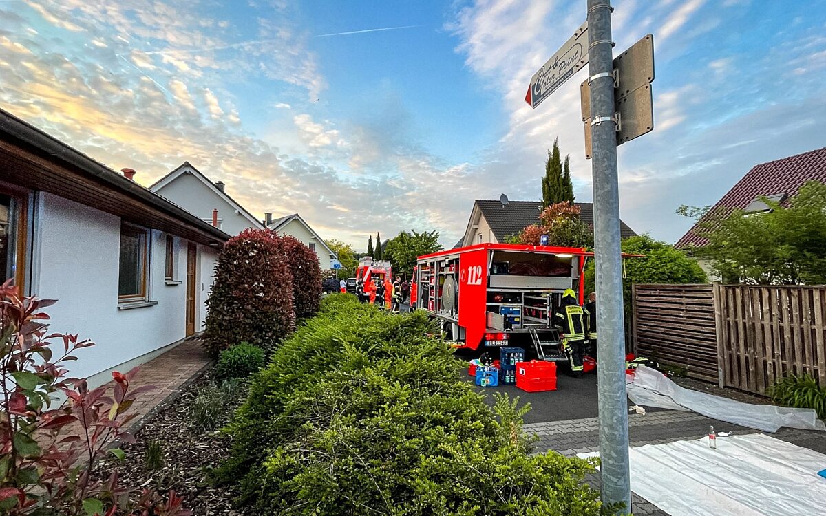 110522 Langenselbold Feuerwehr Gefahrstoffaustritt 110522 Langenselbold Feuerwehr Gefahrstoffaustritt