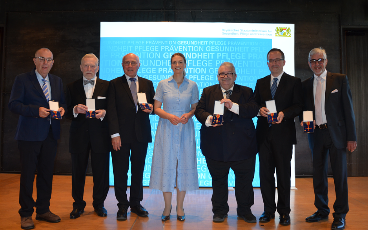 120525 AB Verleihung Verdienstkreuz2 JPG 120525 AB Verleihung Verdienstkreuz2 JPG