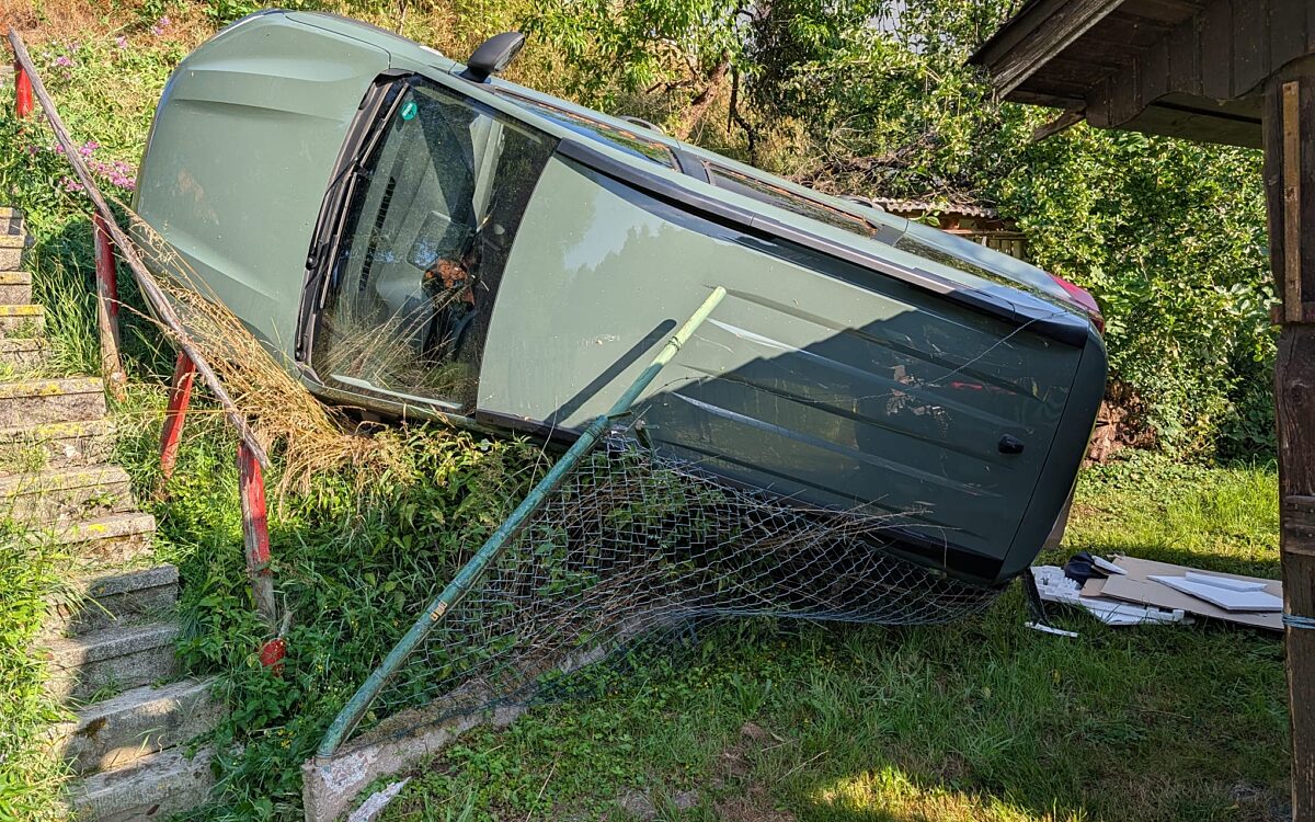 120725 Heimbuchenthal Auto im Garten 120725 Heimbuchenthal Auto im Garten