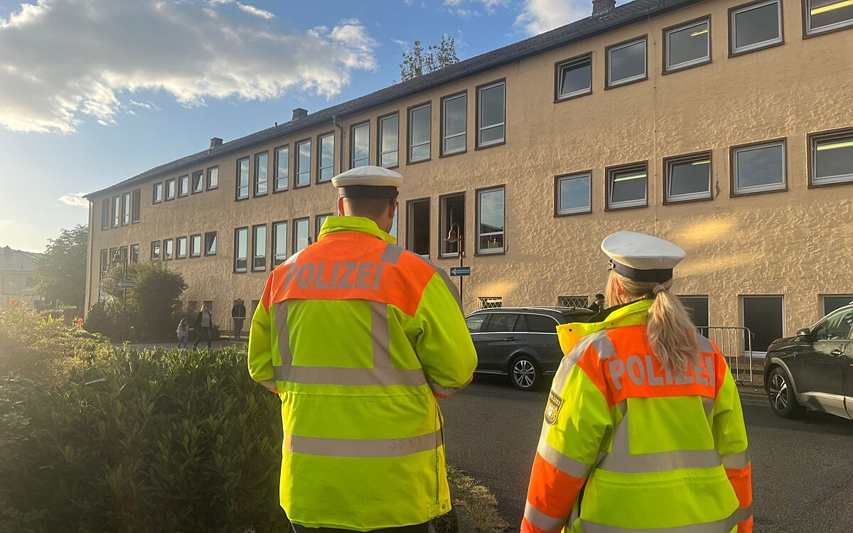 120924 Erlenbach Grundschule Polizeikontrolle 120924 Erlenbach Grundschule Polizeikontrolle