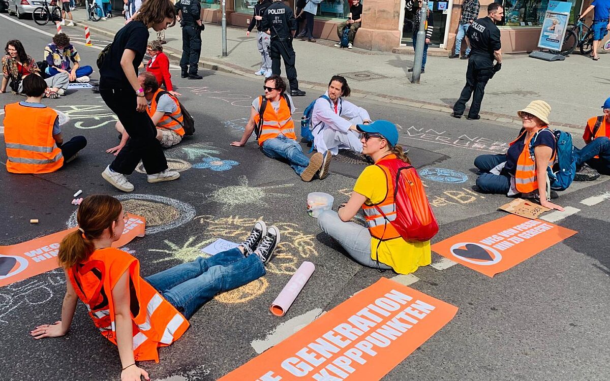 130424 AB Letzte Generation Strassenblockade Herstallturm 7 130424 AB Letzte Generation Strassenblockade Herstallturm 7