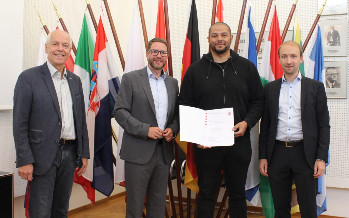 130722 MKK Landrat Stolz verleiht Rettungsmedaille an Maurice Cox 130722 MKK Landrat Stolz verleiht Rettungsmedaille an Maurice Cox