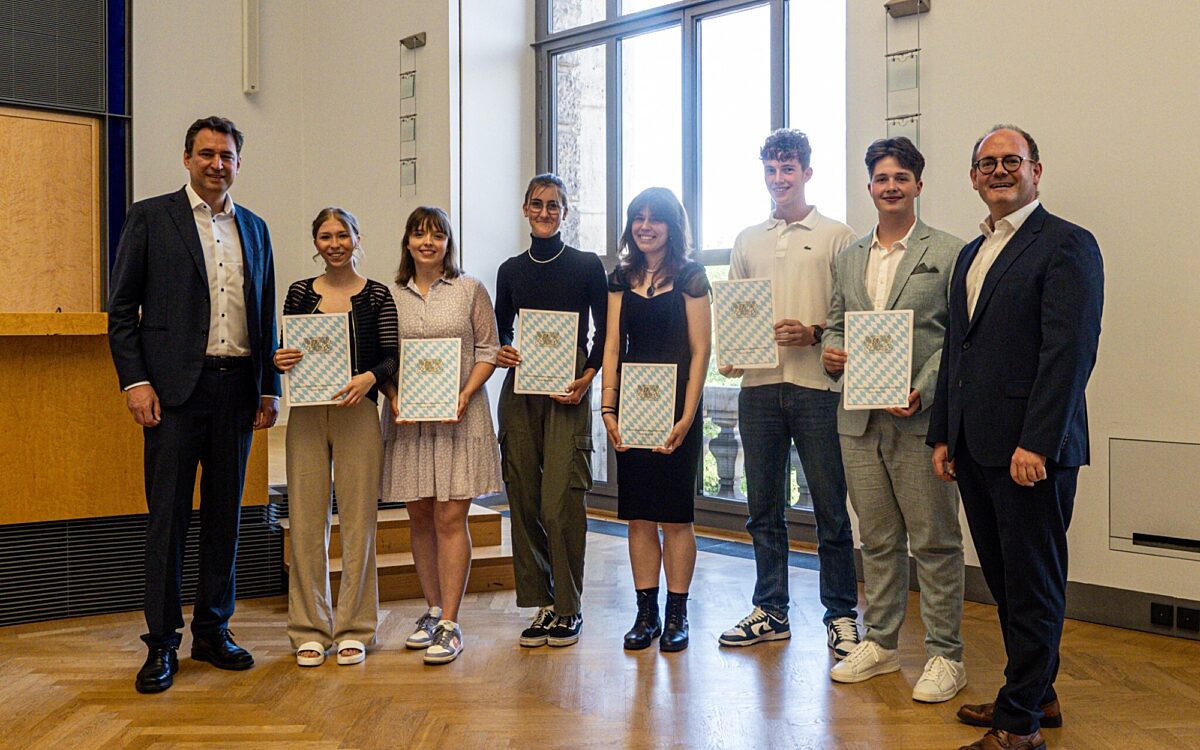 130723 AB Staatsminister Georg Eisenreich mit Schuelerrichterinnen und richtern aus Aschaffenburg 130723 AB Staatsminister Georg Eisenreich mit Schuelerrichterinnen und richtern aus Aschaffenburg