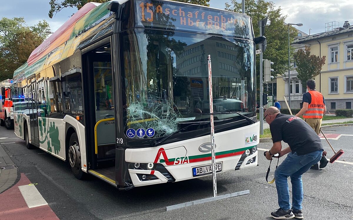 131023 AB Unfall Linienbus BMW 3 131023 AB Unfall Linienbus BMW 3