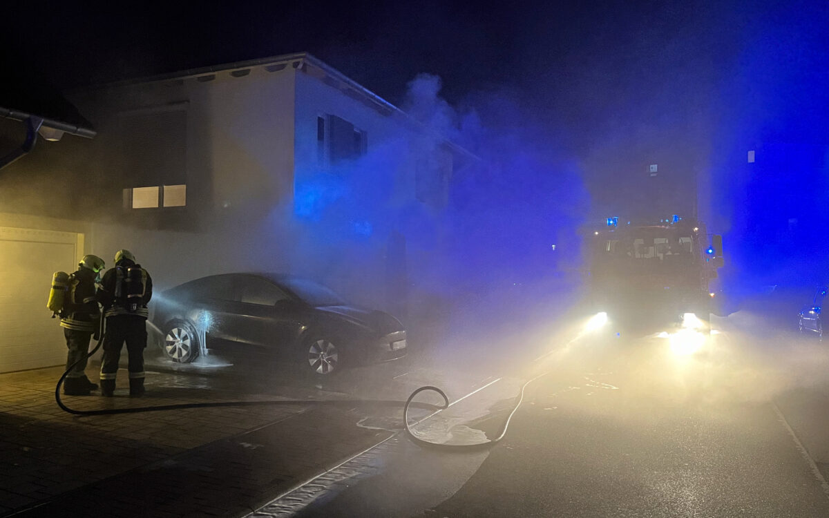 131123 Langenselbold Brand Tesla Quelle Feuerwehr Langenselbold 1 131123 Langenselbold Brand Tesla Quelle Feuerwehr Langenselbold 1
