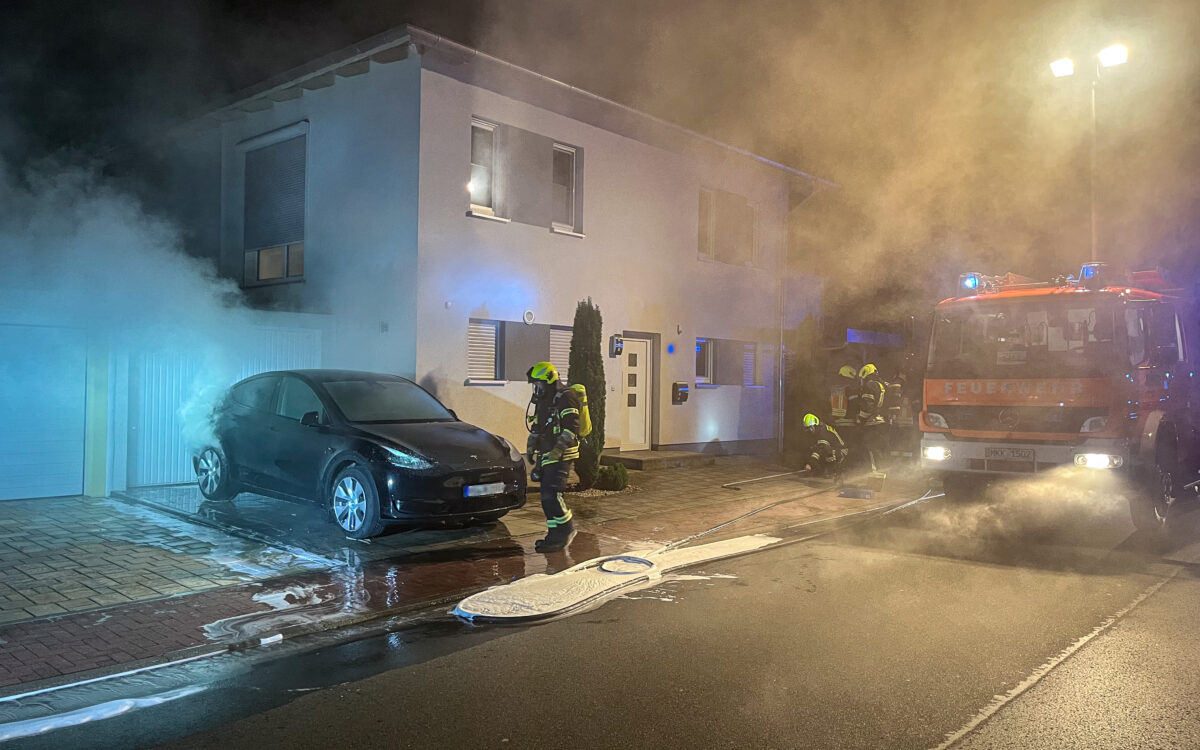 131123 Langenselbold Brand Tesla Quelle Feuerwehr Langenselbold 2 131123 Langenselbold Brand Tesla Quelle Feuerwehr Langenselbold 2