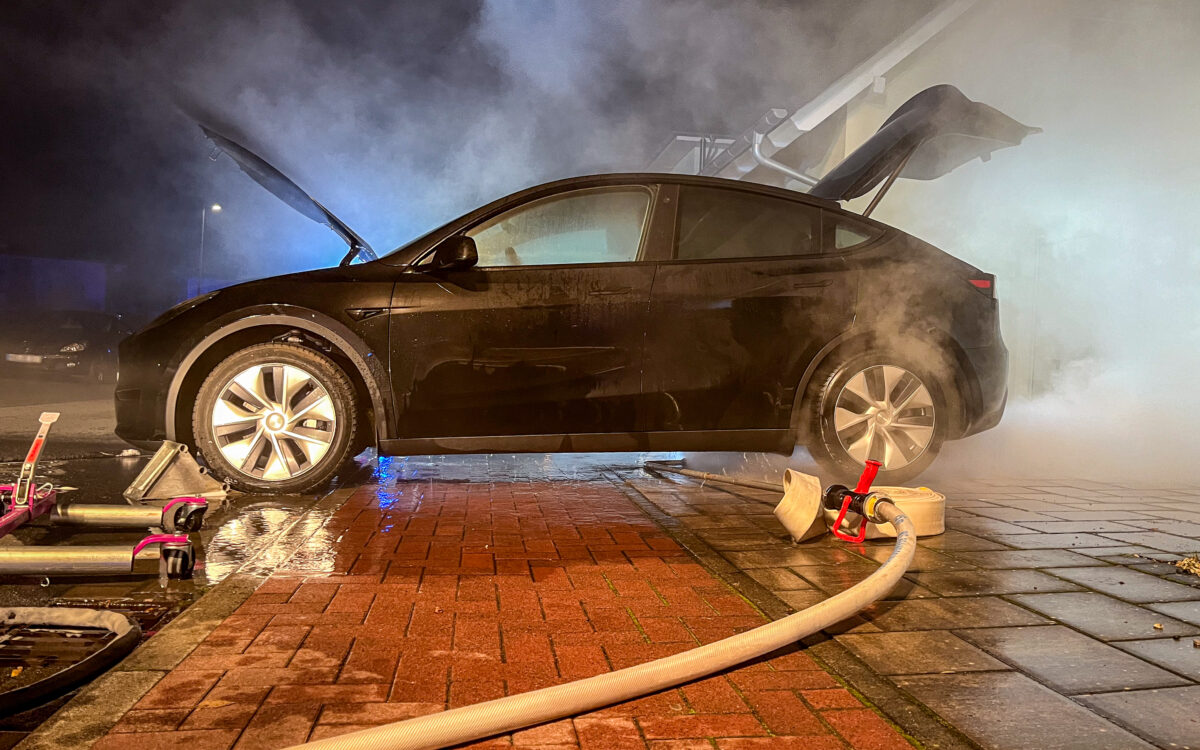 131123 Langenselbold Brand Tesla Quelle Feuerwehr Langenselbold 4 131123 Langenselbold Brand Tesla Quelle Feuerwehr Langenselbold 4