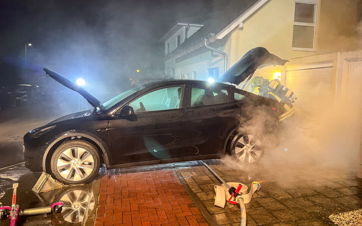 131123 Langenselbold Brand Tesla Quelle Feuerwehr Langenselbold 5 131123 Langenselbold Brand Tesla Quelle Feuerwehr Langenselbold 5