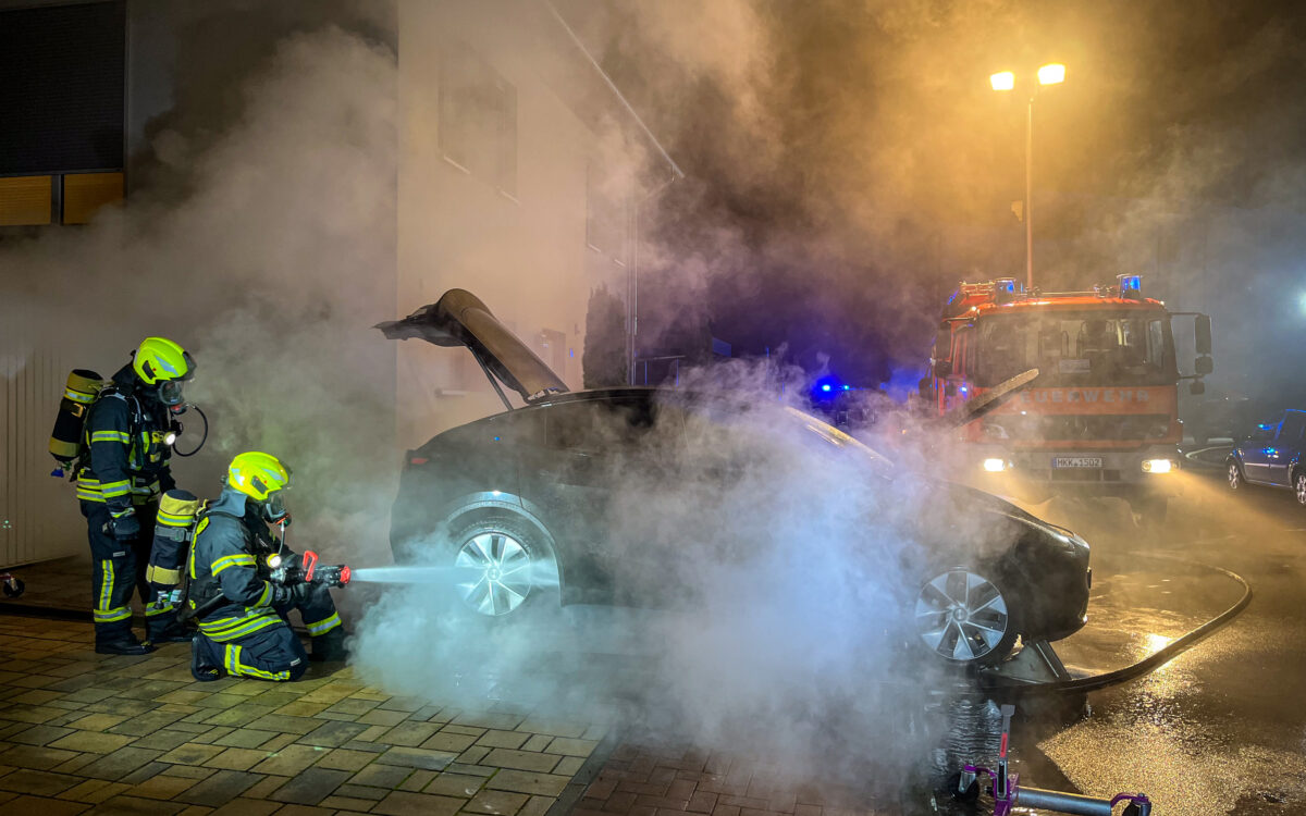 131123 Langenselbold Brand Tesla Quelle Feuerwehr Langenselbold 6 131123 Langenselbold Brand Tesla Quelle Feuerwehr Langenselbold 6