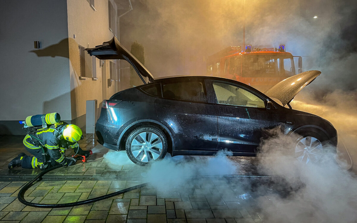 131123 Langenselbold Brand Tesla Quelle Feuerwehr Langenselbold 7 131123 Langenselbold Brand Tesla Quelle Feuerwehr Langenselbold 7