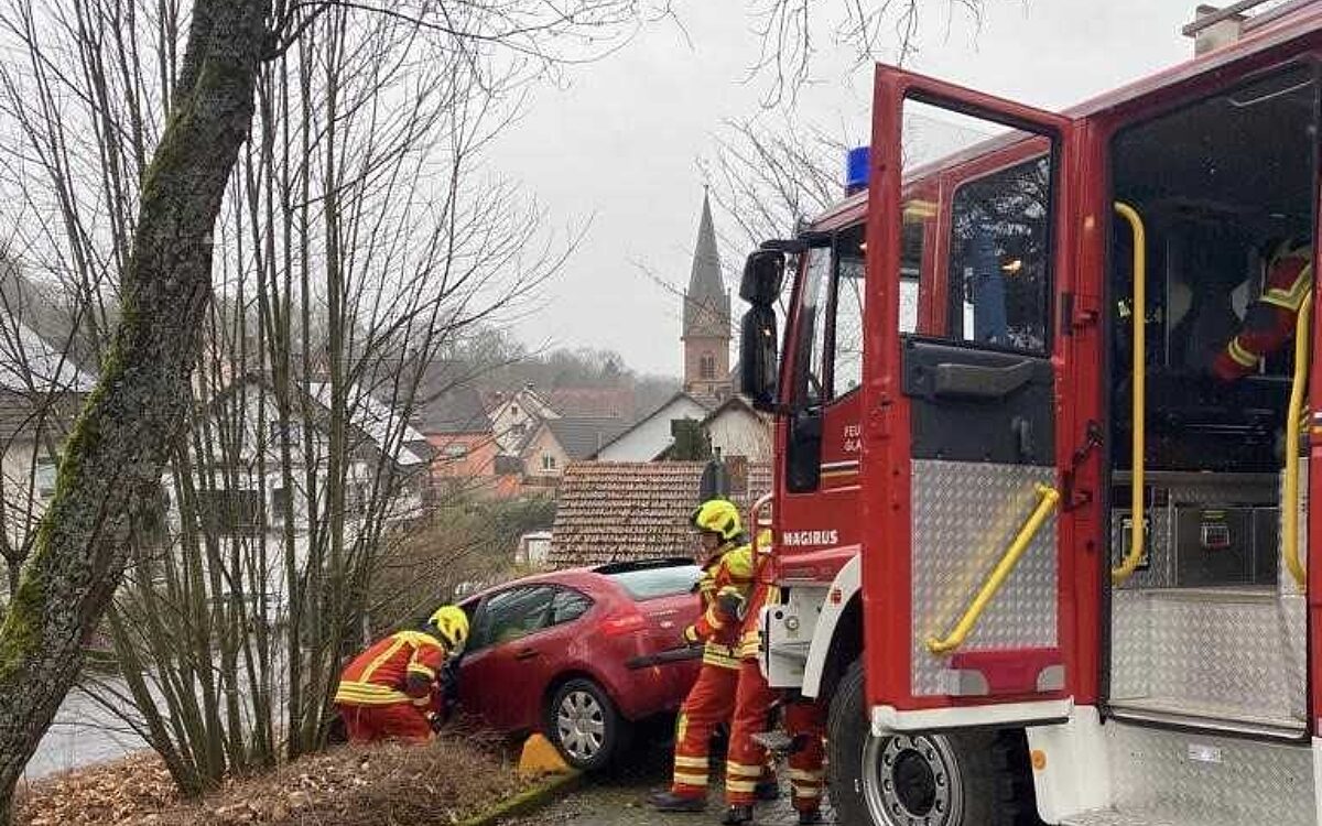 140323 Glattbach Unfall Boeschung 140323 Glattbach Unfall Boeschung