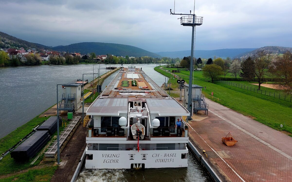 150125 Fahrgastkabinenschiff in der Schleuse Klingenberg 150125 Fahrgastkabinenschiff in der Schleuse Klingenberg