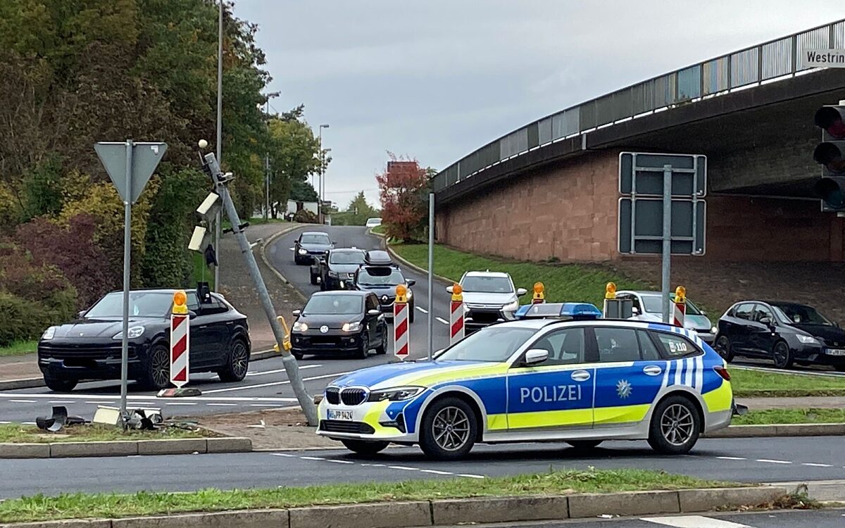 151022 AB Ampel umgefahren 151022 AB Ampel umgefahren
