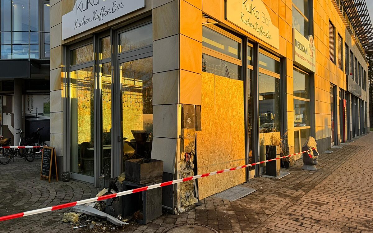 151223 Heusenstamm Cafe Auto Jugendlicher 151223 Heusenstamm Cafe Auto Jugendlicher