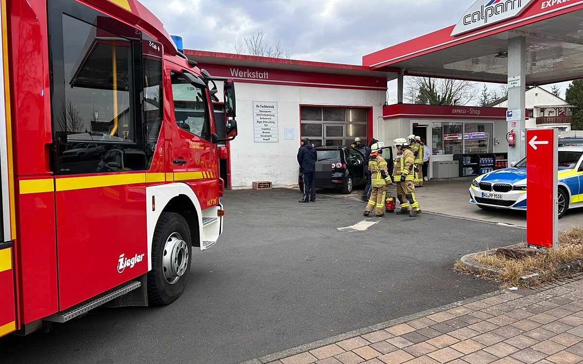 160325 Alzenau Tankstelle Unfall 1 160325 Alzenau Tankstelle Unfall 1
