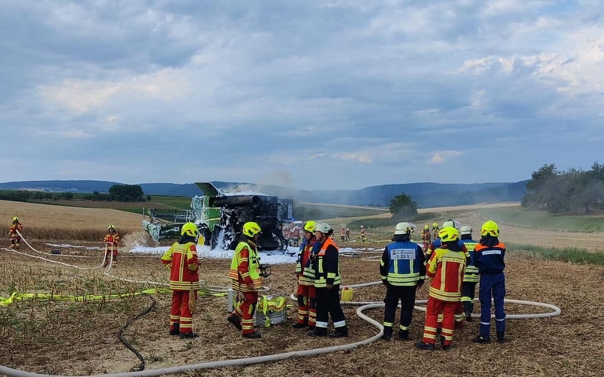 160723 Moenchberg Maehdrescher Brand Foto FF Trennfurt FF Sommerau 1 160723 Moenchberg Maehdrescher Brand Foto FF Trennfurt FF Sommerau 1