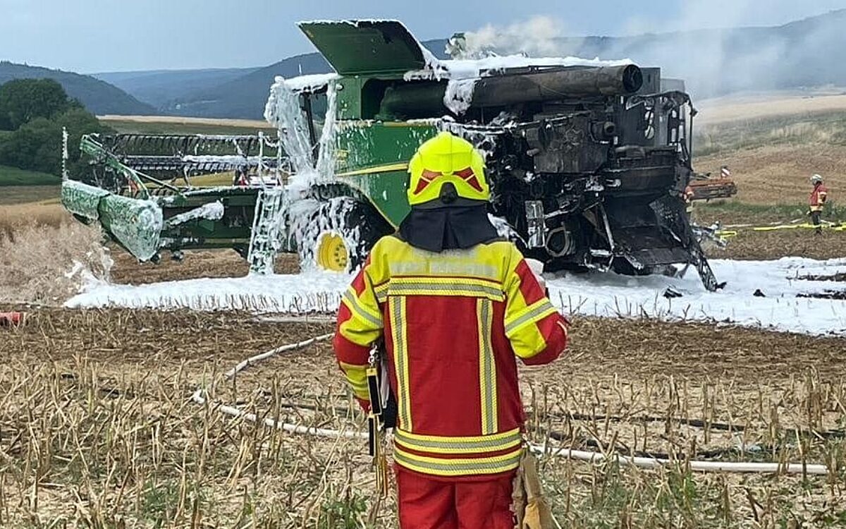 160723 Moenchberg Maehdrescher Brand Foto FF Trennfurt FF Sommerau 2 160723 Moenchberg Maehdrescher Brand Foto FF Trennfurt FF Sommerau 2