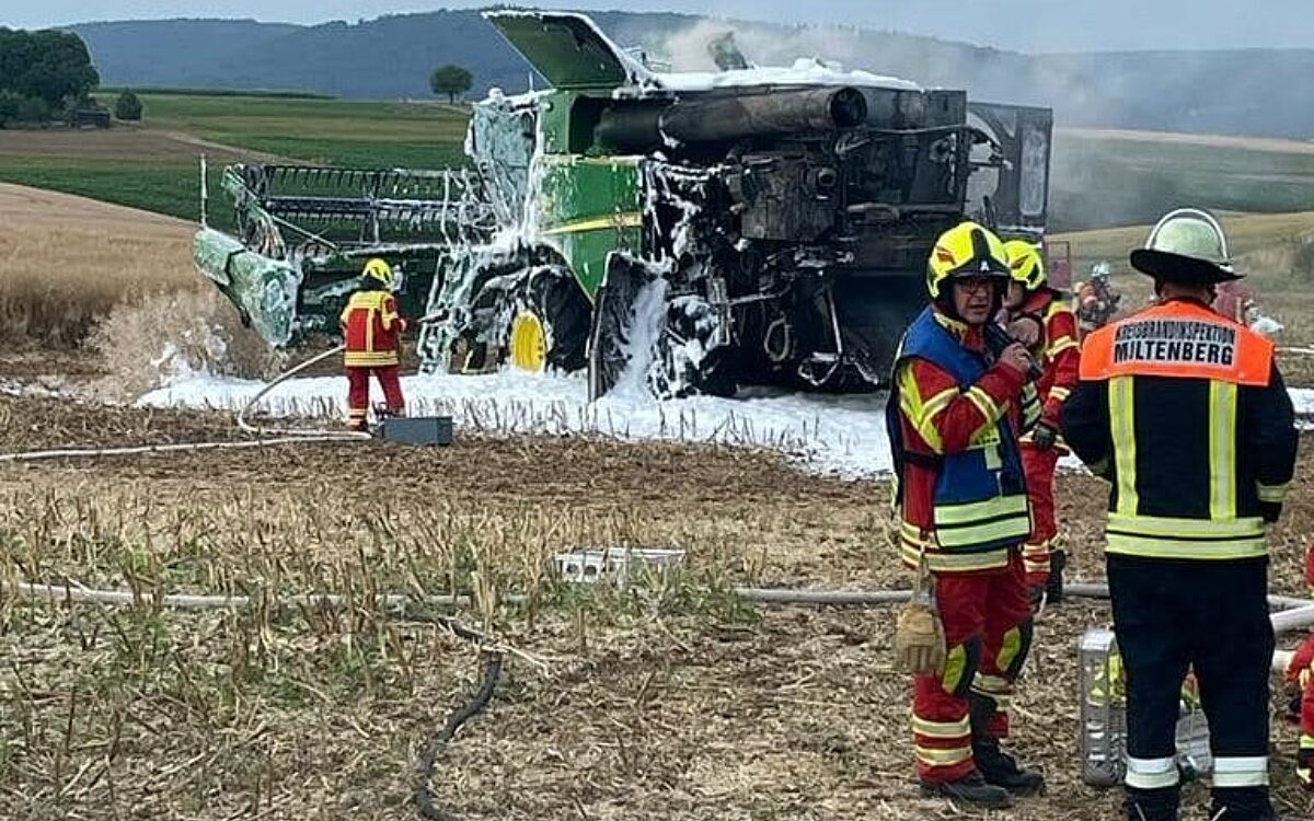 160723 Moenchberg Maehdrescher Brand Foto FF Trennfurt FF Sommerau 3 160723 Moenchberg Maehdrescher Brand Foto FF Trennfurt FF Sommerau 3