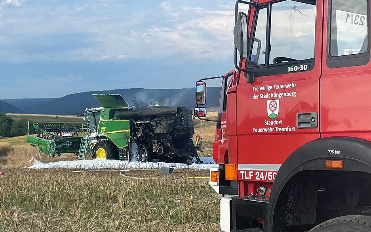 160723 Moenchberg Maehdrescher Brand Foto FF Trennfurt FF Sommerau 4 160723 Moenchberg Maehdrescher Brand Foto FF Trennfurt FF Sommerau 4