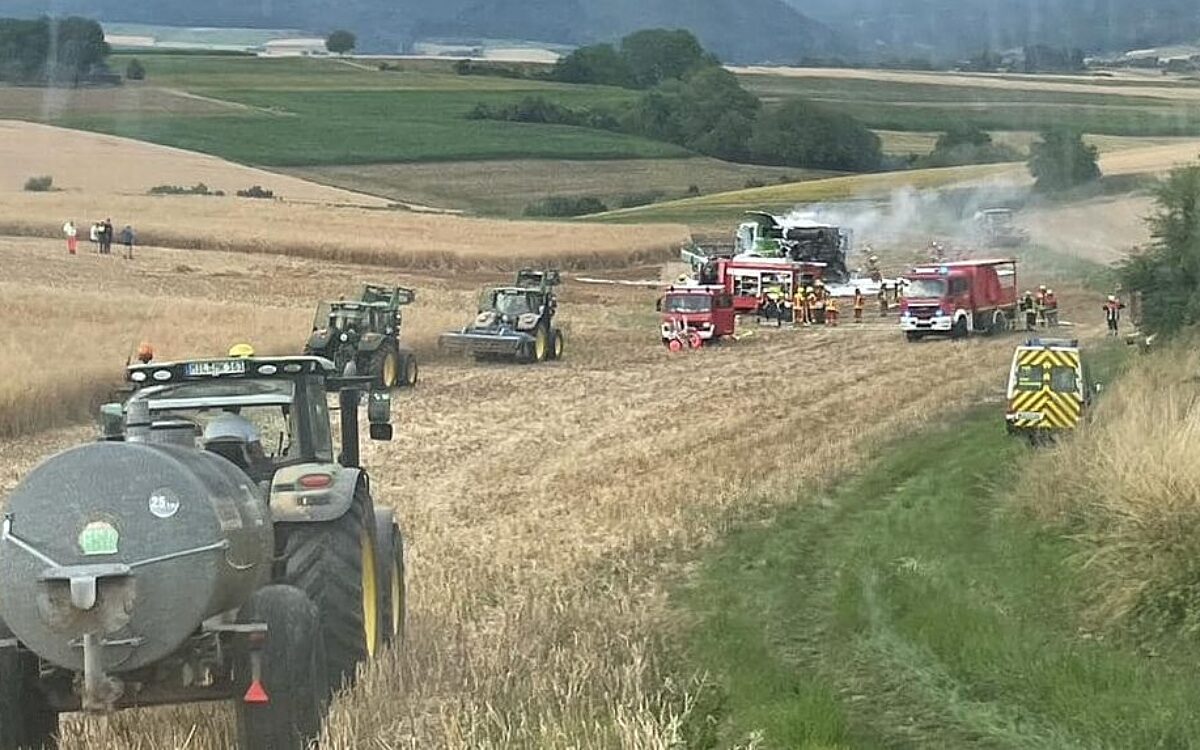 160723 Moenchberg Maehdrescher Brand Foto FF Trennfurt FF Sommerau 5 160723 Moenchberg Maehdrescher Brand Foto FF Trennfurt FF Sommerau 5