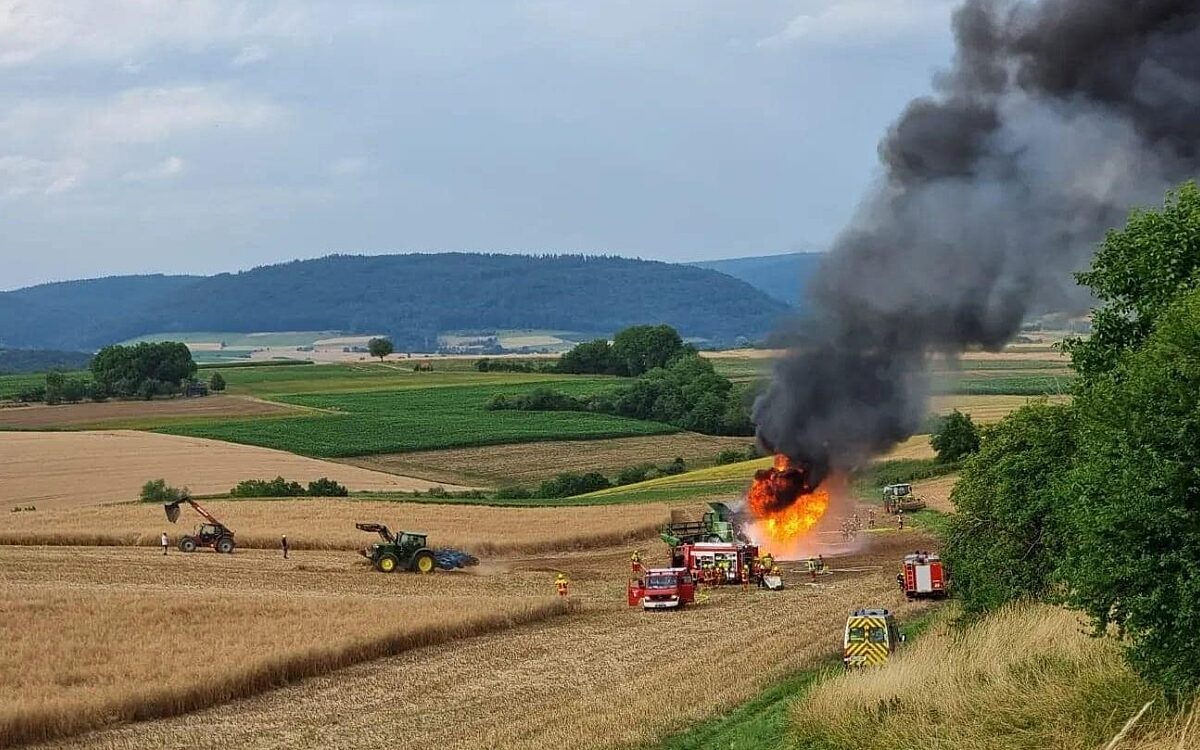 160723 Moenchberg Maehdrescher Brand Foto FF Trennfurt FF Sommerau 6 160723 Moenchberg Maehdrescher Brand Foto FF Trennfurt FF Sommerau 6