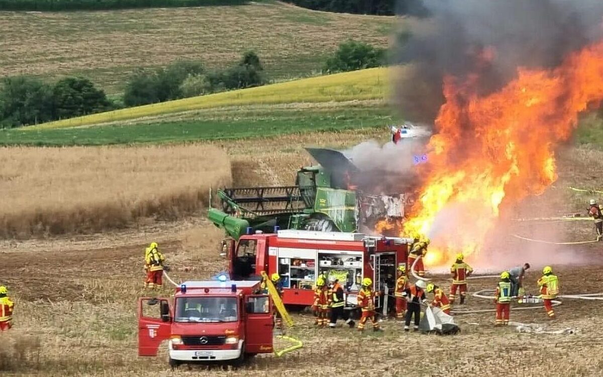 160723 Moenchberg Maehdrescher Brand Foto FF Trennfurt FF Sommerau 160723 Moenchberg Maehdrescher Brand Foto FF Trennfurt FF Sommerau