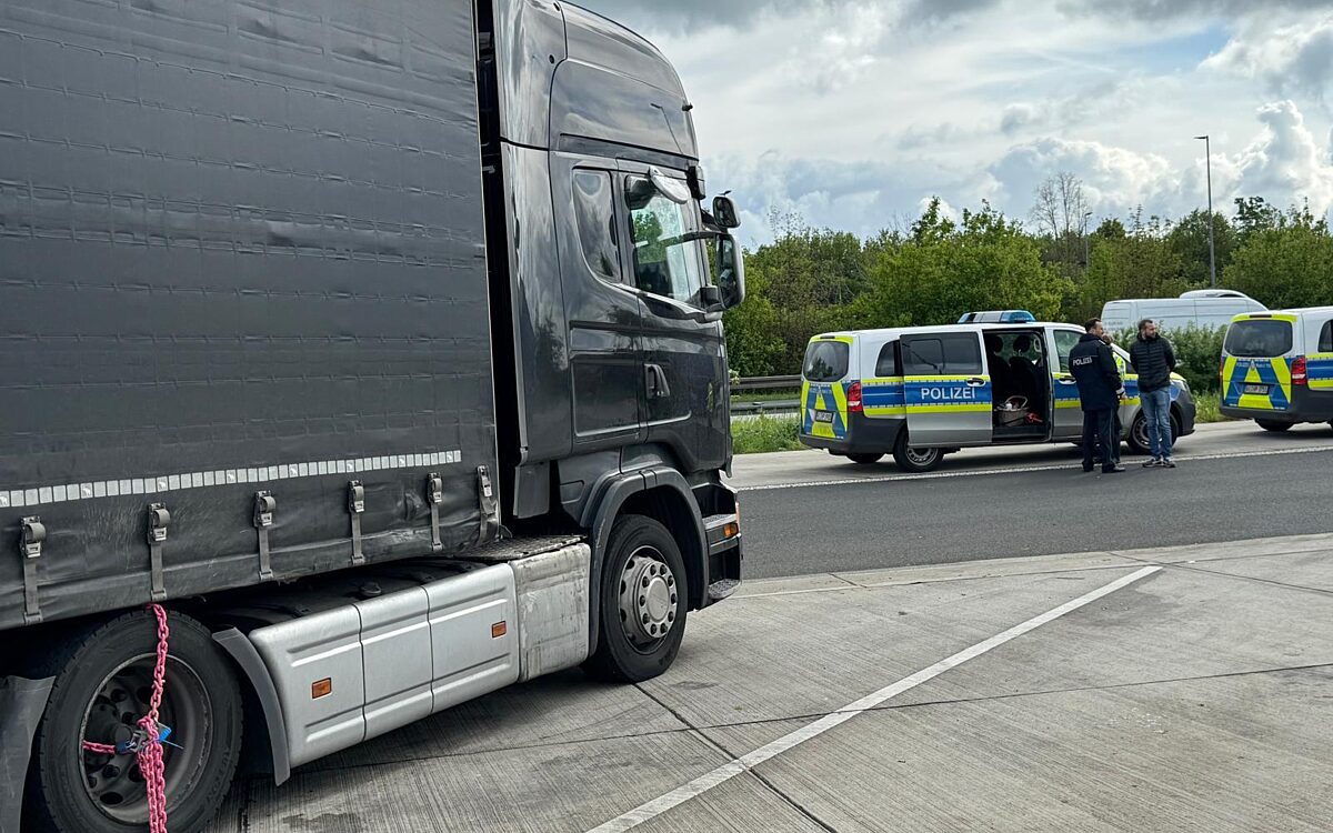 Symbolbild LKW und Polizei Symbolbild LKW und Polizei