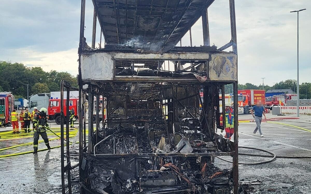 170822 FW Waldaschaff Busbrand Rasthof Spessart 170822 FW Waldaschaff Busbrand Rasthof Spessart