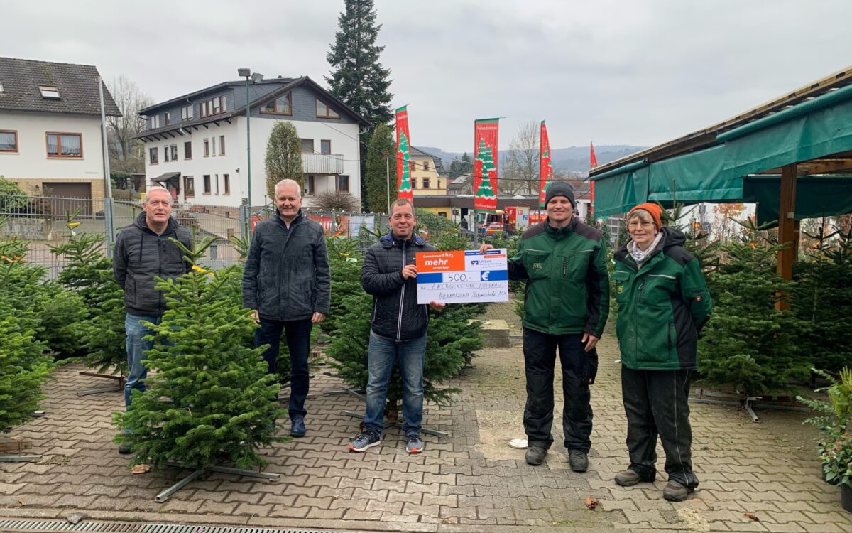 171221 Baumschule Nix spendet Weihnachtsbaeume und Geld 171221 Baumschule Nix spendet Weihnachtsbaeume und Geld