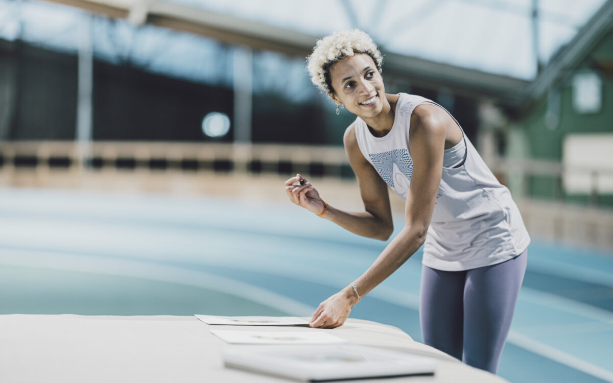 171221 Hanau Olympiasiegerin Malaika Mihambo signiert Illustration des Hanauers Holger Kliem 1 171221 Hanau Olympiasiegerin Malaika Mihambo signiert Illustration des Hanauers Holger Kliem 1