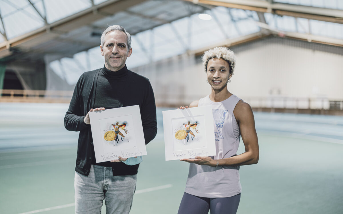 171221 Hanau Olympiasiegerin Malaika Mihambo signiert Illustration des Hanauers Holger Kliem 2 171221 Hanau Olympiasiegerin Malaika Mihambo signiert Illustration des Hanauers Holger Kliem 2