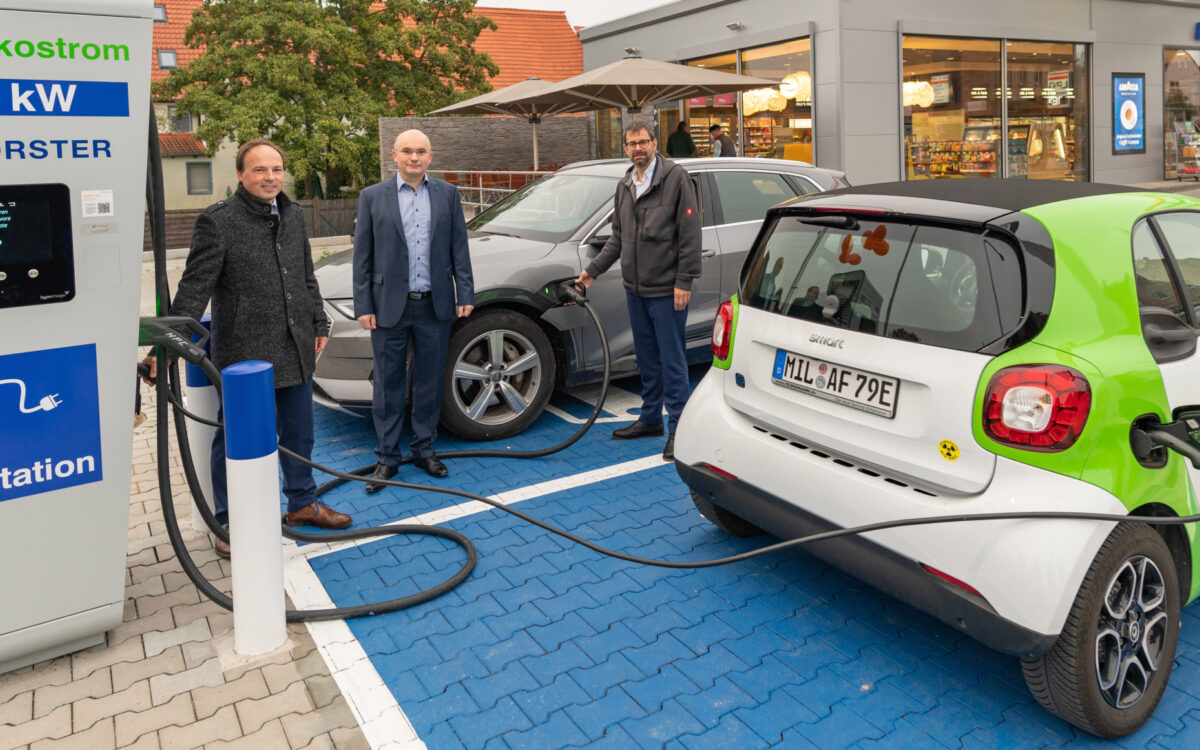 Landrat Jens Marco Scherf (rechts) und Wörths Bürgermeister Andreas Fath-Halbig (links) probierten die Lademöglichkeit gleich aus, beobachtet von MTV-Förster. Landrat Jens Marco Scherf (rechts) und Wörths Bürgermeister Andreas Fath-Halbig (links) probierten die Lademöglichkeit gleich aus, beobachtet von MTV-Förster.