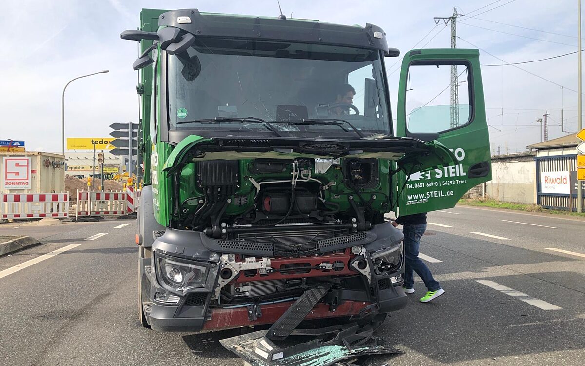 190324 HU Schwerer Verkehrsunfall Zusammenprall Kleinbus und Lkw 2 190324 HU Schwerer Verkehrsunfall Zusammenprall Kleinbus und Lkw 2