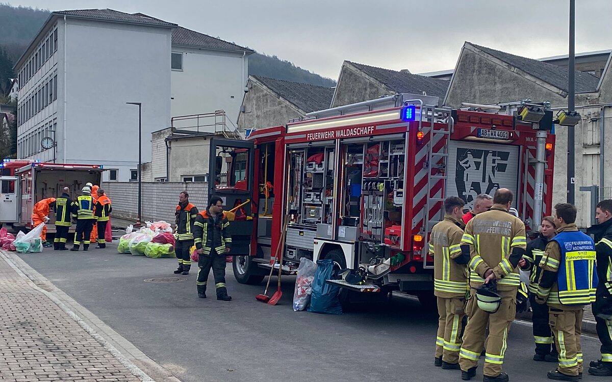 190324 Waldaschaff LKW Gefahrgut 3 190324 Waldaschaff LKW Gefahrgut 3