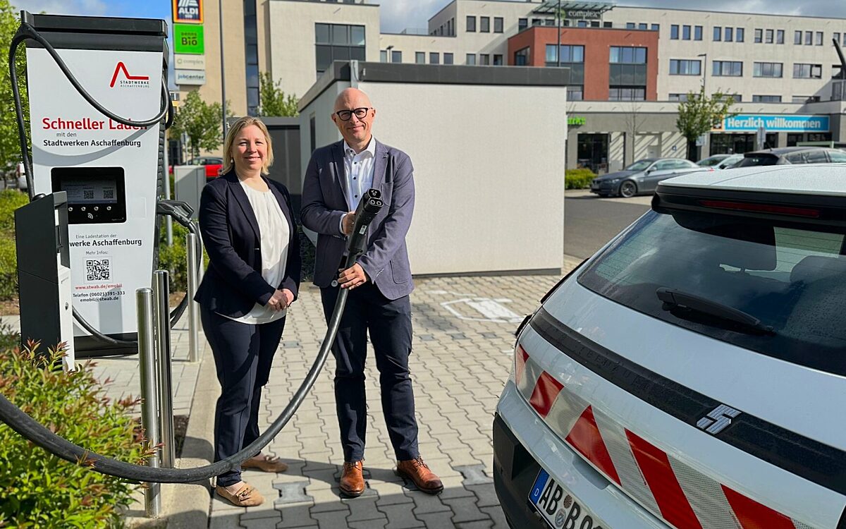 200426 AB Schnellladesaeulen Daemmer Tor Carre 200426 AB Schnellladesaeulen Daemmer Tor Carre