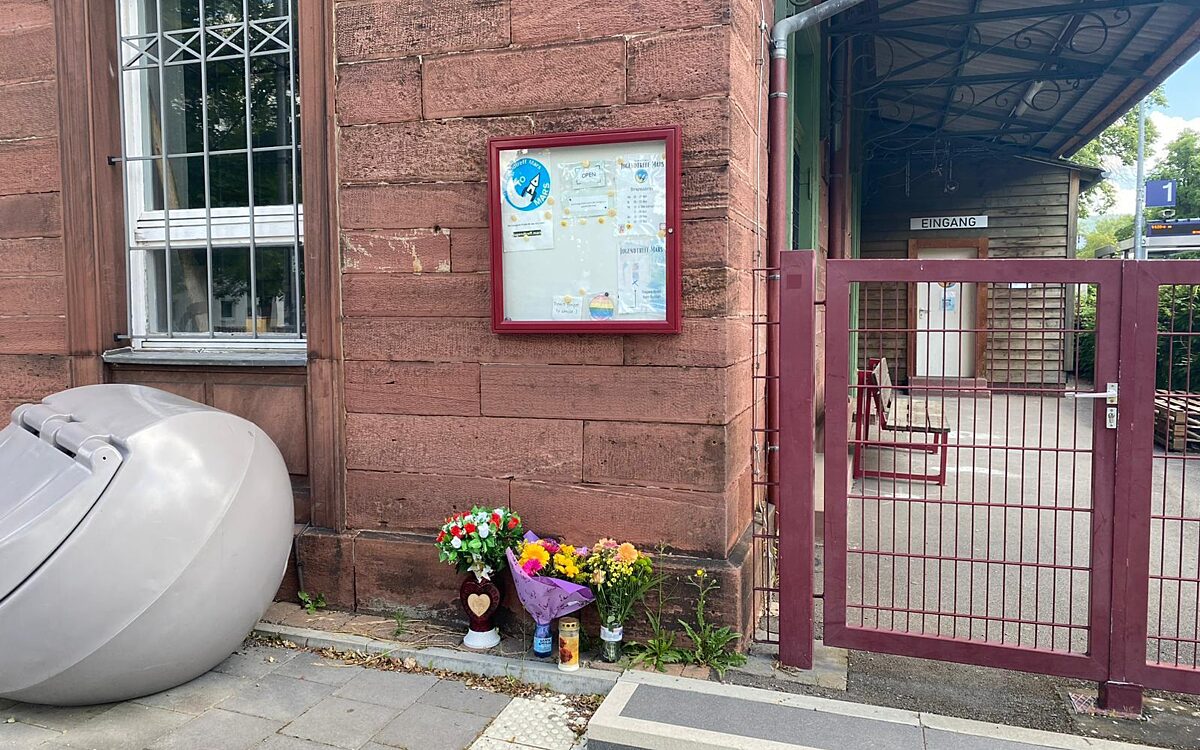 200524 Kleinheubach Bahnhof Gedenkkerze Blumen Unglueck 200524 Kleinheubach Bahnhof Gedenkkerze Blumen Unglueck