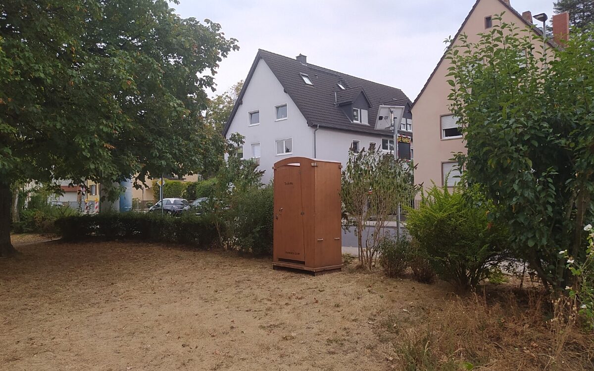 20220901 Komposttoiletten auf Spielplatz 20220901 Komposttoiletten auf Spielplatz