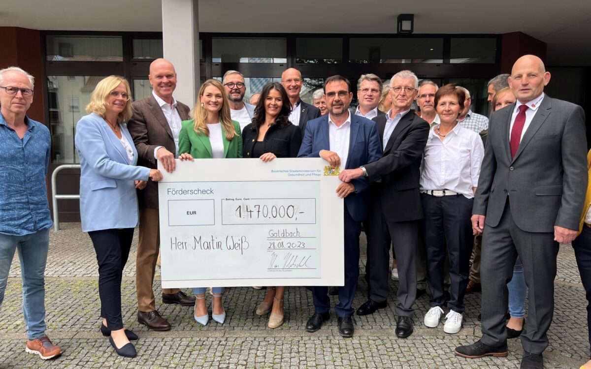 2023 08 28 Gruppenfoto Uebergabe Foerderscheck fuer das Senioren und Sozialzentrum Goldbach St MGP 2023 08 28 Gruppenfoto Uebergabe Foerderscheck fuer das Senioren und Sozialzentrum Goldbach St MGP