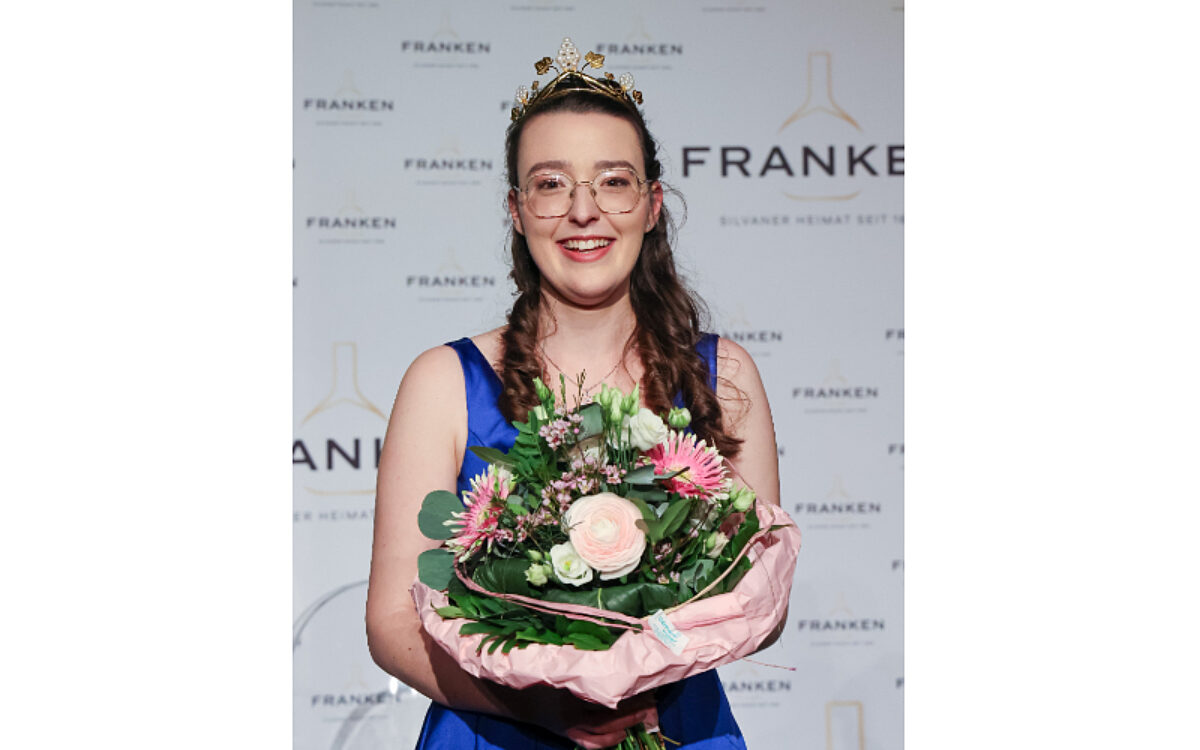 220324 AB 66 Fraenkische Weinkoenigin Lisa Lehritter Foto Frankenwein Frankenland Gmb H 220324 AB 66 Fraenkische Weinkoenigin Lisa Lehritter Foto Frankenwein Frankenland Gmb H