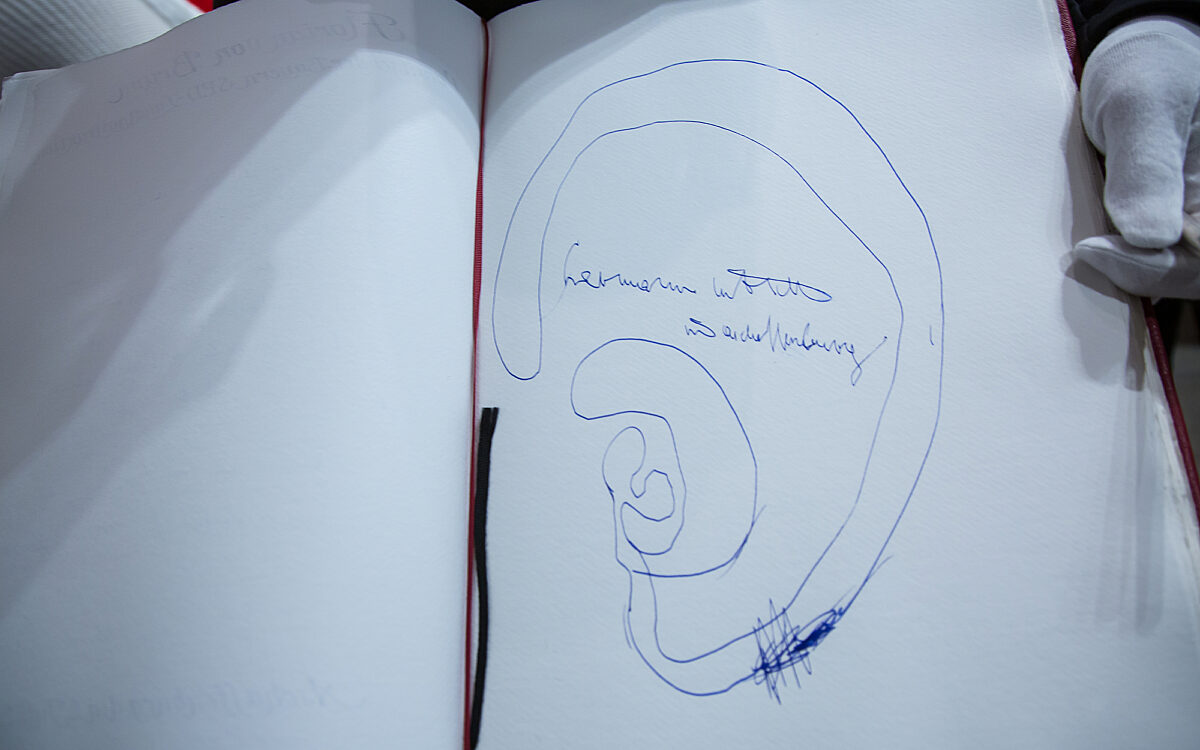 231121 Hermann Nitsch goldenes Buch Aschaffenburg 231121 Hermann Nitsch goldenes Buch Aschaffenburg