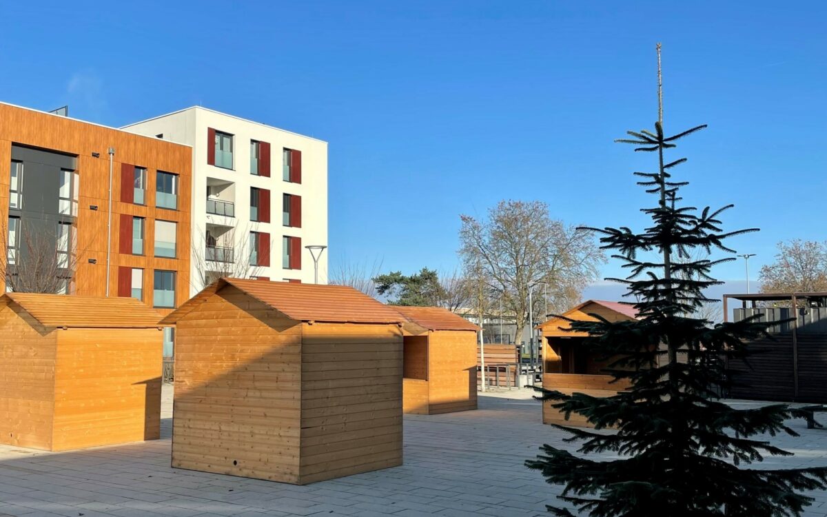 231121 Nidderau Stadtplatz mit Weihnachtshuetten 231121 Nidderau Stadtplatz mit Weihnachtshuetten