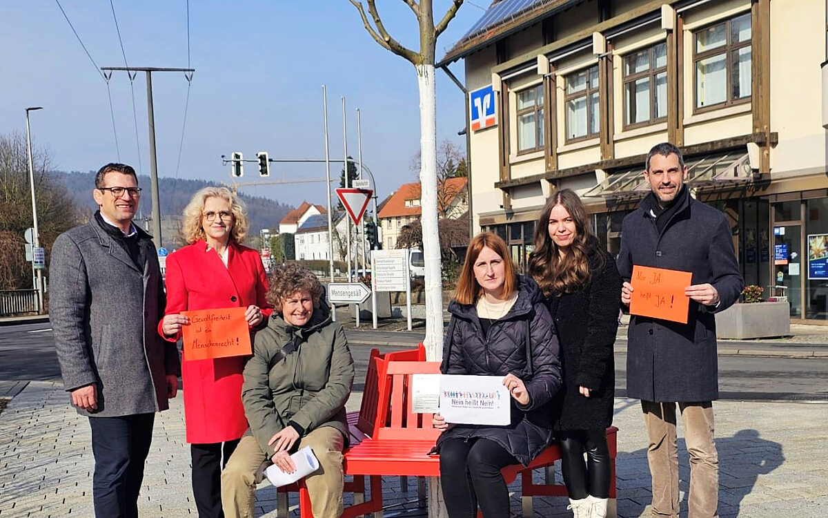 240225 Moembris rote Bank 240225 Moembris rote Bank