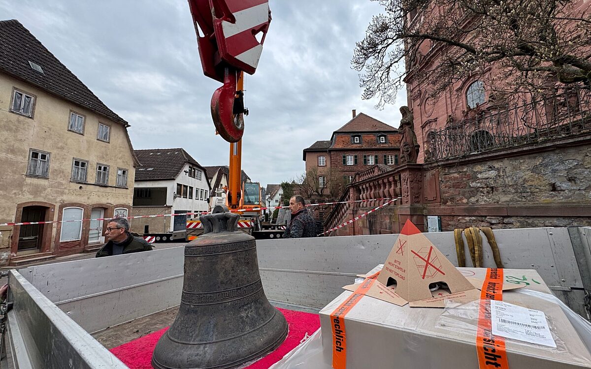 240325 Amorbach historische Glocke 2 240325 Amorbach historische Glocke 2