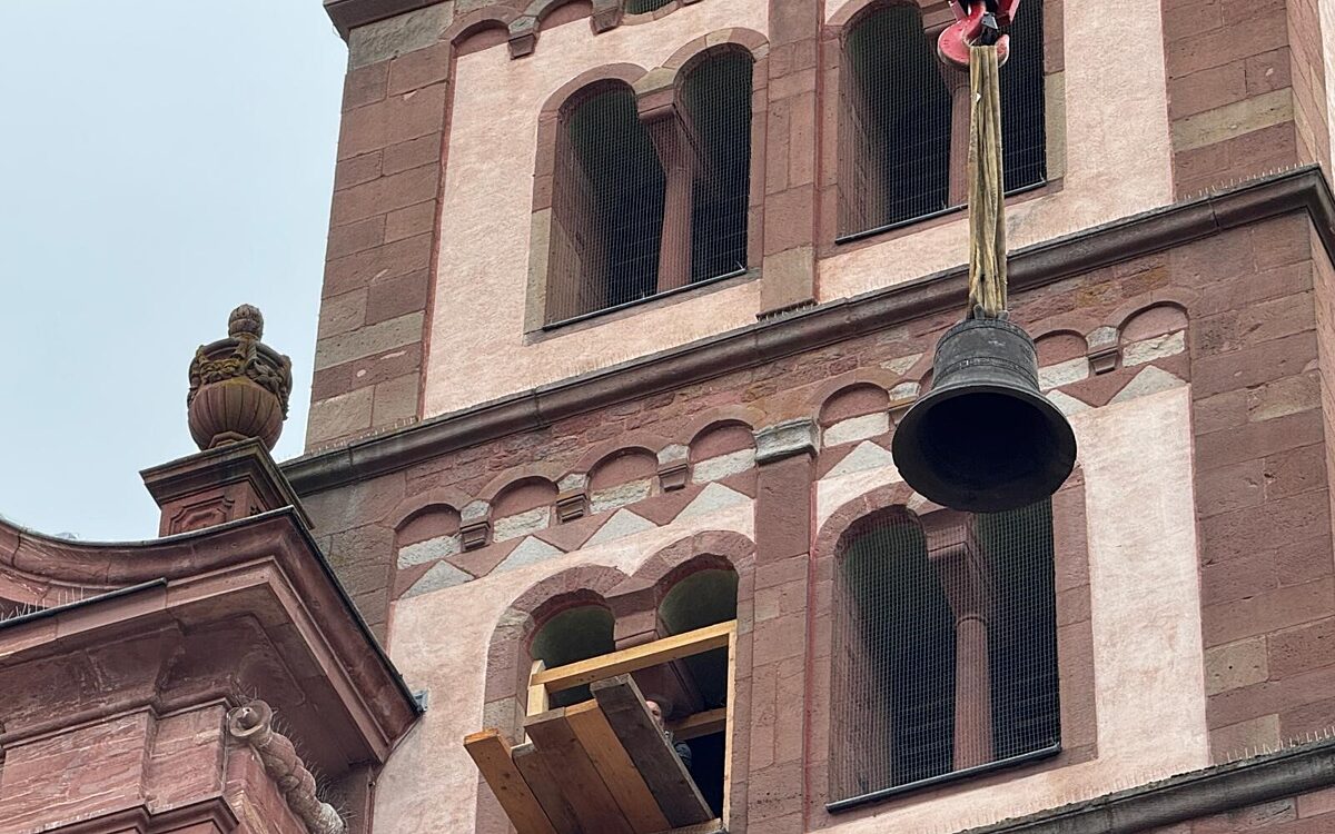 240325 Amorbach historische Glocke 3 240325 Amorbach historische Glocke 3