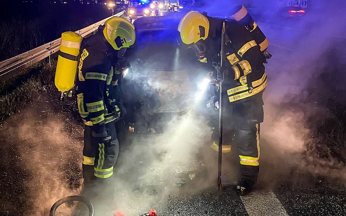241222 Langenselbold Auto brennt 2 241222 Langenselbold Auto brennt 2
