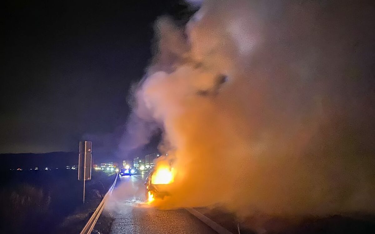 241222 Langenselbold Auto brennt 241222 Langenselbold Auto brennt