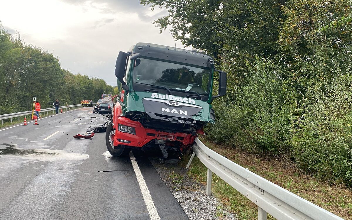 250924 Hoesbach Schimborn Schwerer Verkehrsunfall 1 250924 Hoesbach Schimborn Schwerer Verkehrsunfall 1