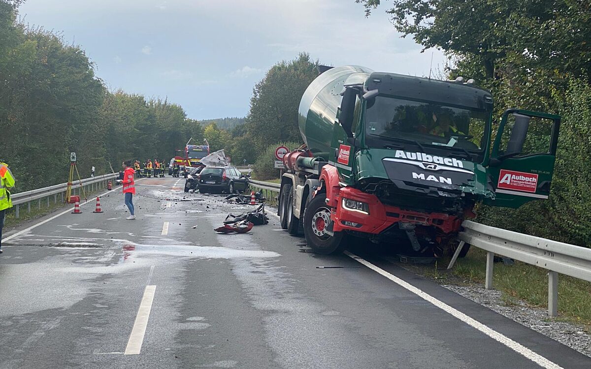250924 Hoesbach Schimborn Schwerer Verkehrsunfall 4 250924 Hoesbach Schimborn Schwerer Verkehrsunfall 4
