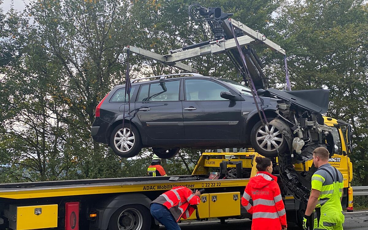 250924 Hoesbach Schimborn Schwerer Verkehrsunfall 5 250924 Hoesbach Schimborn Schwerer Verkehrsunfall 5